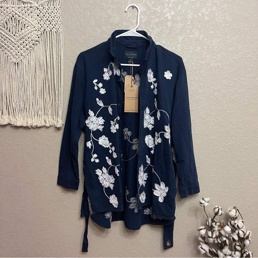 NWT LUCKY BRAND sz M indigo white floral embroidery button down shirt tie waist